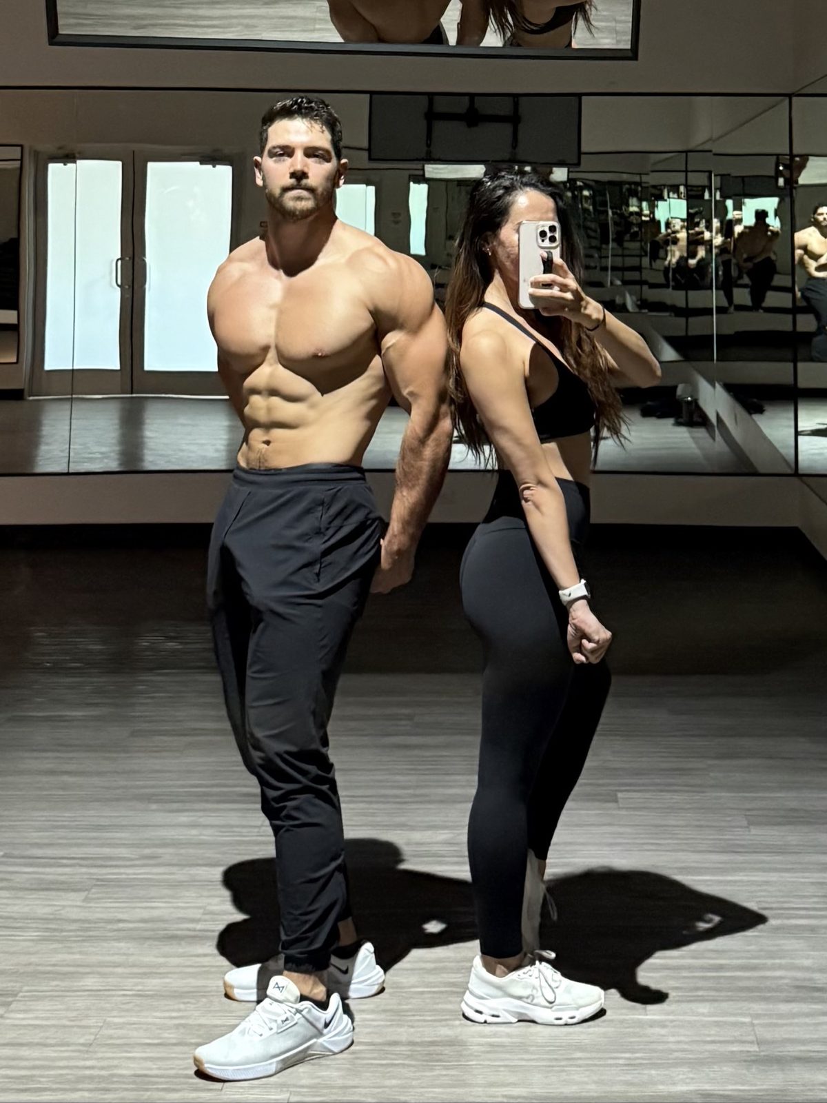 Ruben and Janeza taking a mirror selfie in the gym